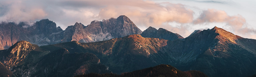 prachtig vergezicht op ruig berglandschap